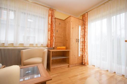 2 king beds, 1 twin bed
