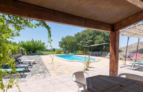 Location chaleureuse à Orgnac-l'Aven avec piscine partagée