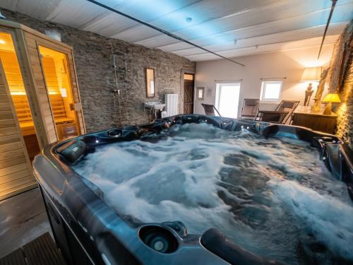 House with jacuzzi in Menufontaine, 180 m² for 8 people. gîte à louer Volaiville