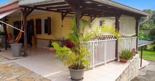 Appartement charmant à Saint-Joseph avec jardin et terrasse, 60 m² - Location saisonnière - Saint-Joseph