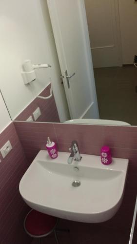 Single Room image 10