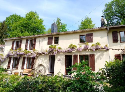 Les Glycines Gîte - shared heated pool - garden spa - garden of Eden