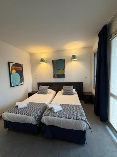 1 queen bed, 2 twin beds