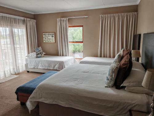 1 queen bed, 2 twin beds