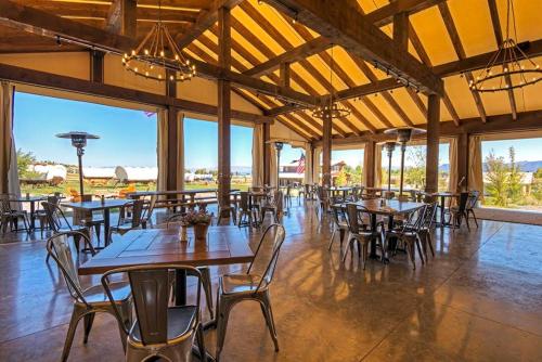 Restorāns, Conestoga Ranch Glamping Resort in Gārdensitija (UT)