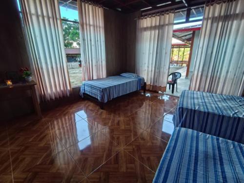 5 twin beds