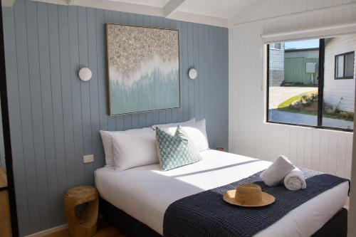 1 queen bed, 2 twin beds