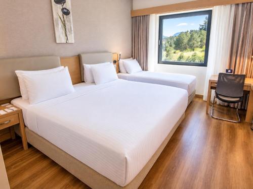1 king bed, 1 twin bed