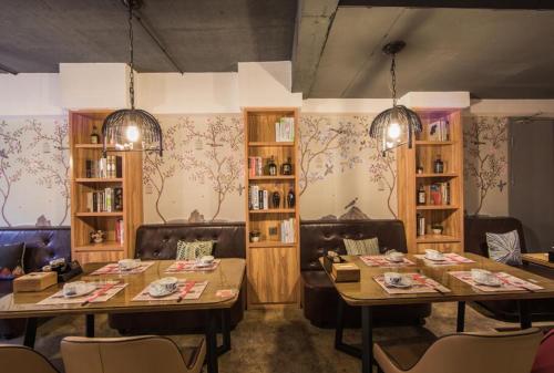 Ancient Street No.5 Youth Chic Hotel Ancient Street No.5 Youth Chic Hotel is conveniently located in the popular Wuyishan area. The property features a wide range of facilities to make your stay a pleasant experience. Service-minded staf