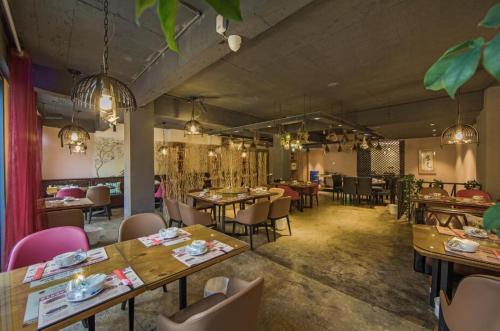 Ancient Street No.5 Youth Chic Hotel Ancient Street No.5 Youth Chic Hotel is conveniently located in the popular Wuyishan area. The property features a wide range of facilities to make your stay a pleasant experience. Service-minded staf