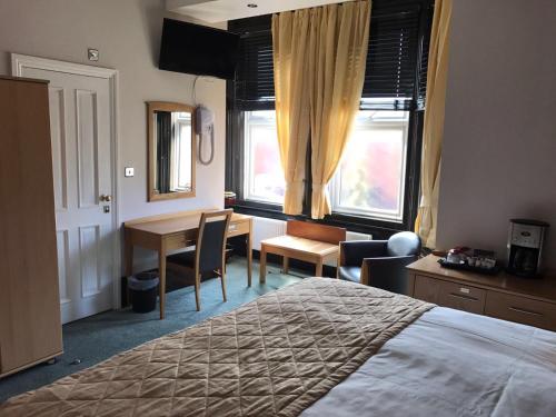 Harefield Manor Hotel Room Type - Deluxe Double Room