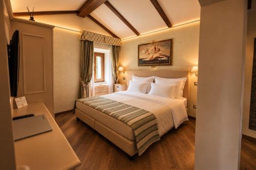 1 queen bed, 1 sofa bed