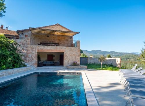 Villa spacieuse avec piscine privée et vue montagne à Prades