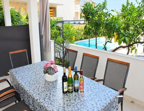 2 bedrooms, 3 beds
