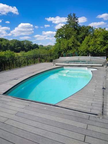 Chalet chaleureux à Louâtre avec piscine partagée