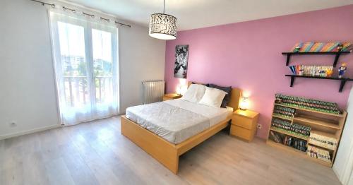 Chambre 18 m2 avec balcon vue sur les alpes, salle de bain et WC privé près de Lyon - Pension de famille - Saint-Genis-Laval