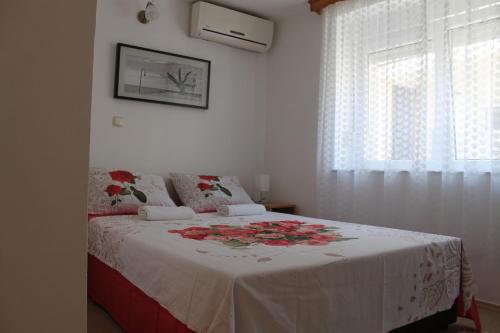 Apartments and rooms Lena