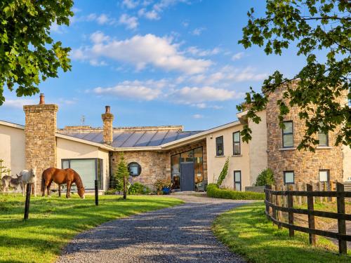 Rathescar Grove by SOS Stays Newgrange Drogheda Near Bellingham castle