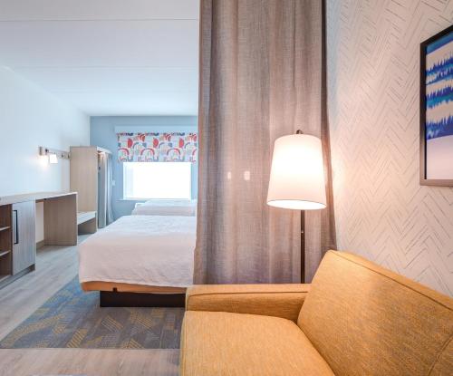 2 queen beds, 1 sofa bed