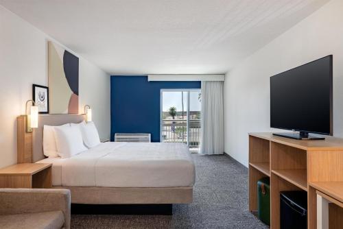 1 king bed, 1 sofa bed