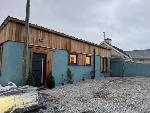 Central 2 bedroom house next to beach and stunning cliff walk