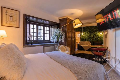 Very Big Room in Antique Home with Patios, Music Room, Snooker in Sintra Historic Center chambre d'hôte Santa Maria