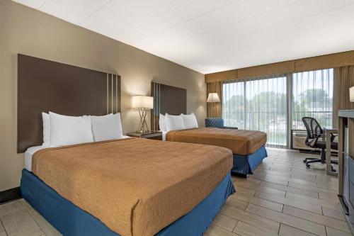 2 queen beds