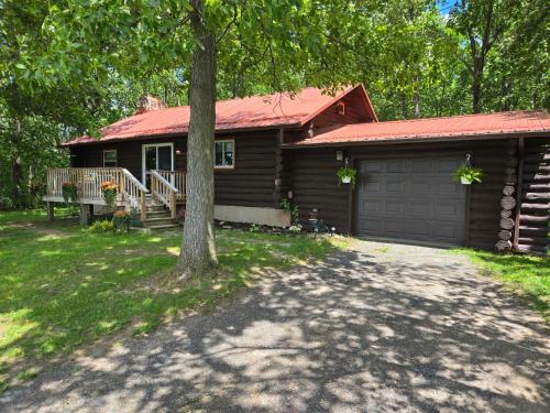 Charming Country Cabin- Cozy, Scenic View, HOT TUB, near CMAC