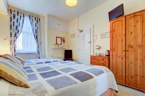 Twin Room image 3