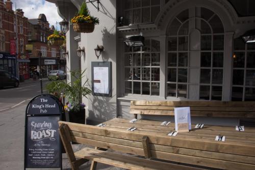 Food and beverages, The Kings Head Hotel in Ealing