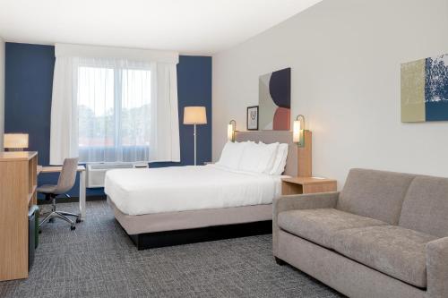 1 king bed, 1 sofa bed
