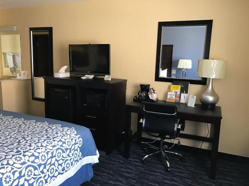 3 queen beds
