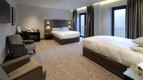 2 queen beds