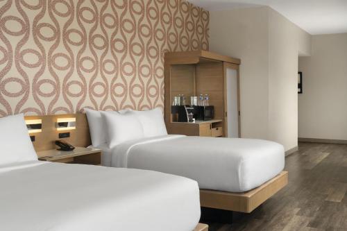 2 queen beds