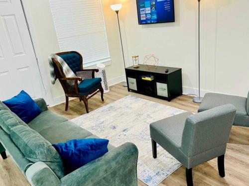 Apt 2 Bedrooms 2 Full Baths FREE Parking & FREE Laundry in Unit