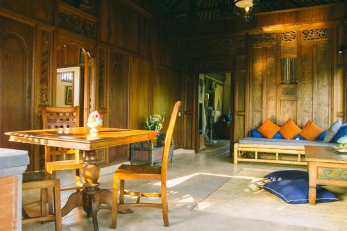 Kebun Indah Kebun Indah is conveniently located in the popular Ubud area. Offering a variety of facilities and services, the property provides all you need for a good nights sleep. Service-minded staff will welc