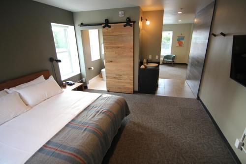 The Oxbow Hotel and The Lakely