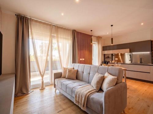 Flaviro-Large Modern Accommodation with Parking