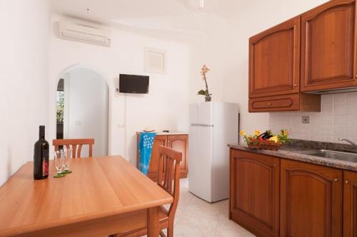 Studio (2 Adults) image 10