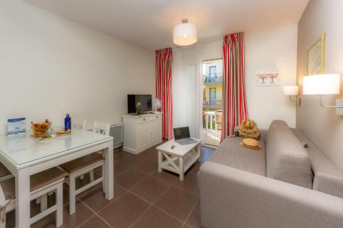 2 bedrooms, 4 beds