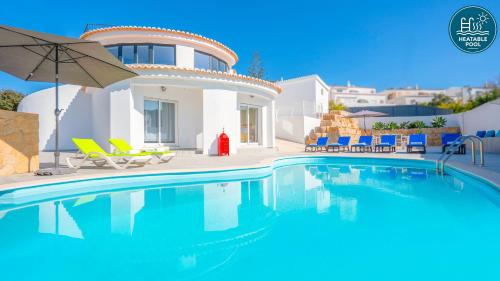 Villa Bloom - Moradia com piscina salgada aquecível no Carvoeiro gîte à louer Carvoeiro