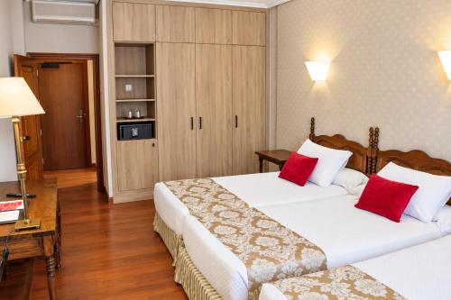 1 double bed, 1 twin bed