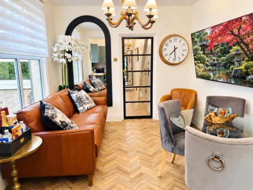 Oaklands Designer 2 Bed Ground Floor Garden Apartment with Free Parking