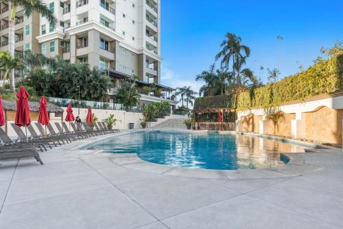 Luxurious Oceanfront Apartment 4 Bedrooms & Amenities