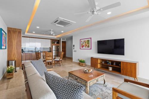 Mismaloya Beachfront 2BR Vista al Mar Albercas Jacuzzi Gym
