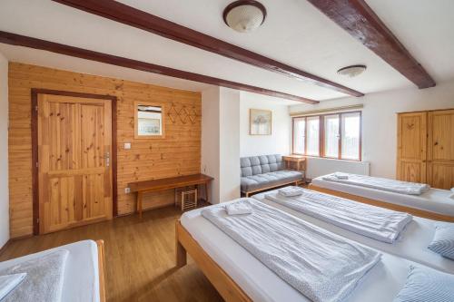 1 queen bed, 2 twin beds, 1 sofa bed