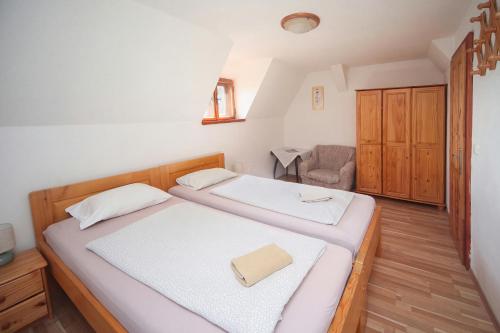 2 twin beds