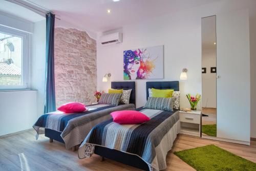 Top Center Rooms & Studio Room Type - Standard Triple Studio