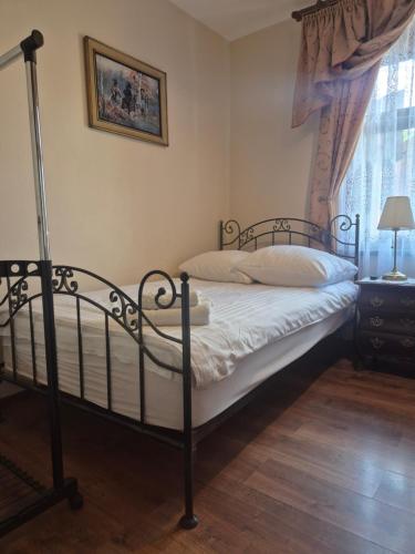 1 double bed, 1 twin bed