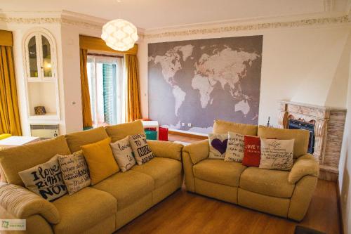 ห้องส่วนกลางสำหรับนั่งเล่น/ดูทีวี, Help Yourself Hostels - Carcavelos Coast in คาร์คาเวโลส